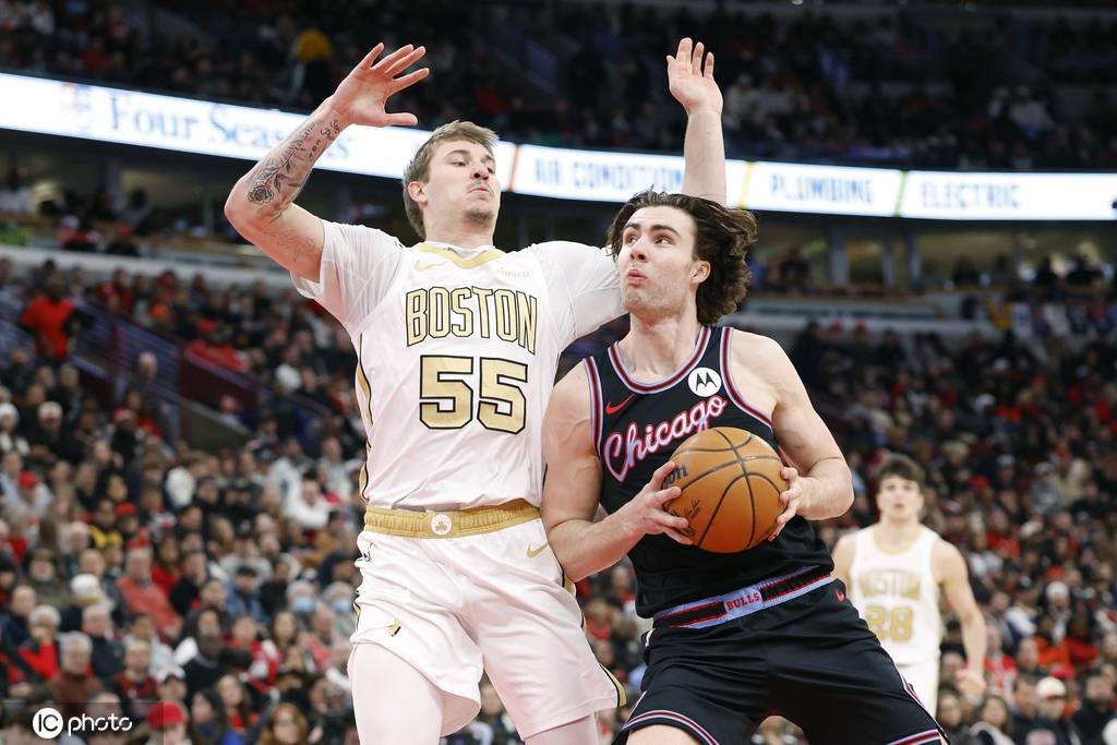 布朗空砍33+8赫尔特三分绝杀 公牛险胜绿军迎4连胜